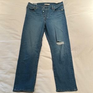 Levi’s wedgie straight. Size 32. Button Fly. Very flattering. Never worn.